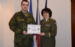 Šek s částkou 12 000 Kč.