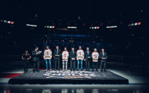 Slavnostní ceremoniál před vlastním zápasem - poděkování (nejen) legendám české kriminalistiky. Foto: Facebook HC Sparta Praha.
