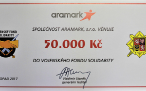 převzatý šek od společnosti Aramark