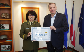 Brig.gen. Lenka Šmerdová přebírá šek na 100 000 korun. Spolupráce s Mikovem bude probíhat i v následujících letech. Foto: Michal Voska