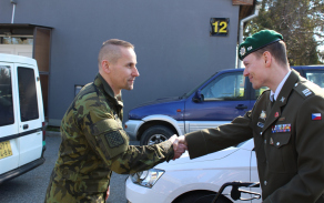 Válečného veterána Lukáše Hirku tehdy uvítal velitel 225. letky bojového zabezpečení.