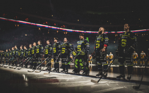 hraci-hc-sparta-praha-nastoupili-ve-specialnich-dresech.jpg