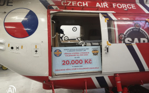 Symbolický šek na finanční dar ve výši 20 000 Kč.