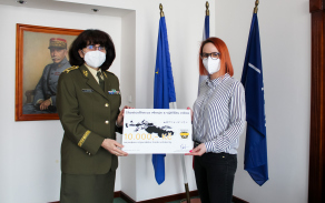 Předání symbolického šeku s finanční podporou Ghost Coffee.