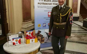 Sbírková pokladnička s vlčími máky na koncertu pro veterány ve foyeru Rudolfina 10. listopadu 2017