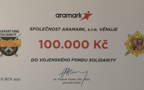 Aramark s.r.o. podpořil fond a předal symbolický šek v hodnotě 100 000 Kč.