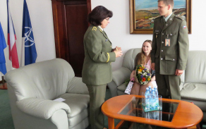 Předsedkyně výboru Vojenského fondu solidarity generálka Šmerdová osobně poděkovala Jaworkovým za jejich krásný dar.