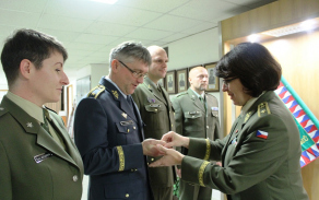 Brig.gen. Lenka Šmerdová předává odznak řediteli AKIS brig.gen. Františku Ridzákovi.