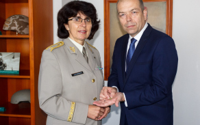 Předsedkyně výboru VFS brigádní generálka Mgr. Lenka Šmerdová mu za jeho dlouhodobou pravidelnou podporu předala odznak VFS. Foto: mjr. Tomáš Maruščák