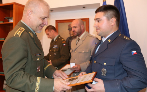 Npor. Mattia Bernardini při přebírání cen za třetí místo, které získal za soubor skvělých fotografií. Foto: Jana Deckerová