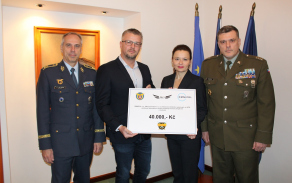 Velitel Vzdušných sil AČR genmjr. Ing. Petr Hromek a zástupce Vojenského fondu solidarity nprap. Lubomír Volný s darovacím šekem od společnosti Omnipol a.s. a SKY Promotion s.r.o.