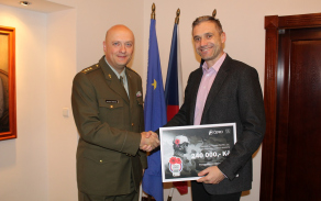 Plukovník generálního štábu Jaroslav Knichal při slavnostním převzetí symbolického šeku s úctyhodnou částkou 240 000 Kč, kterou Vojenskému fondu solidarity věnuje společnost ČEPRO.