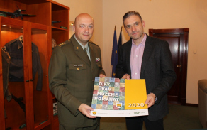 Šek předal v prostorách Generálního štábu AČR osobně ředitel společnosti ČEPRO pan Jan Duspěva. Jako poděkování za štědrý dar obdržel nový kalendář Vojenského fondu solidarity, na jehož vzniku se přímo podíleli naši vojáci. 