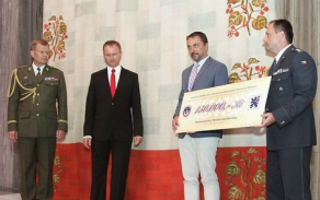 Organizátoři čáslavského dne otevřených dveří předali na charitu šek se 130 tisíci Autor: Marie Křížová