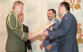 Šek právě drží v ruce náčelník Generálního štábu armádní generál Josef Bečvář, přihlíží náměstek ministra obrany Daniel Koštoval Autor: Marie Křížová