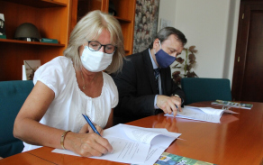 Zástupkyně Charity ČR Elena Salovaara a ředitel Volarezy Milan Lauber při podpisu smlouvy.