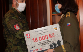 Nadrotmistr Tomáš Sochor předal předsedkyni výboru Vojenského fondu solidarity symbolický šek z akce Běh pro válečné veterány.