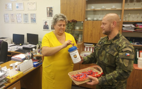 Do sbírky obětavě přispívali i civilní zaměstnanci resortu.