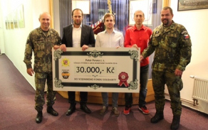 Zleva: plk. Roman Náhončík, náměstek Pavel Beran, Vojta Marvan, Martin Šindelář a praporčík Martin Kocourek s šekem pro Vojenský fond solidarity Autor: