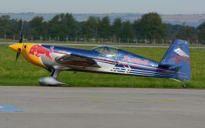 Martin Šonka a Extra 300.
