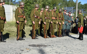 Nechyběly dobové uniformy československých vojáků.