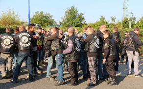 Motorkáři táhnou za jeden provaz, stejně jako vojáci.