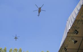 Nad hlavami diváků přeletěli vrtulníky Mi-24 a Mi-171Š z Náměště nad Oslavou.