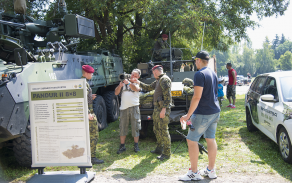 Návštěvníci si vyzkoušeli i vojenskou výzbroj Armády České republiky.