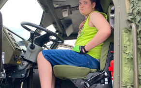 Ondřej s pomocí vylezl za volant nové tatry s balistickou ochranou.