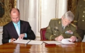 Dohodu o spolupráci, kterou vzniká Vojenský fond solidarity, podepsali náčelník Generálního štábu AČR armádní generál Petr Pavel a ředitel Charity ČR Lukáš Curyl Autor: plk. Jana RŮŽIČKOVÁ