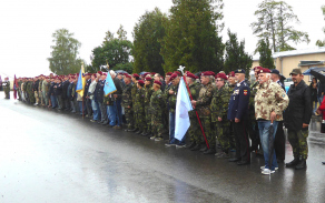 Slavnostní nástup válečných a výsadkových veteránů na chrudimském letišti 