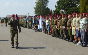 Velitel 43. vpr pplk. Jiří Adamec zdraví nastoupené výsadkové veterány.