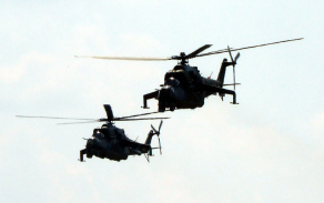 Letová ukázka vrtulníků Mi-24.