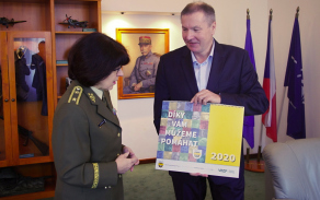Jako drobnou pozornost obdržel ředitel Mikova pan Karel Ježek reprezentativní kalendář Vojenského fondu solidarity. Foto: Michal Voska