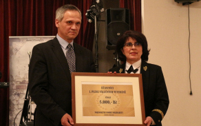 Předseda Jednoty Olomouc 2 bratr Pavel Udvorka předal předsedkyni výboru Vojenského fondu solidarity brig.gen. Lence Šmerdové symbolický šek.