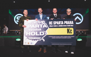 plukovnik-robert-speychal-prebral-spolu-s-ostatnimi-sek-na-podporu-nadace.jpg