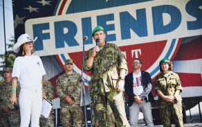 Plukovník gšt. Petr Holý seznámil diváky s veškerou vystavenou armádní techniku a poděkoval přítomným vojákům za jejich práci.