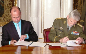 Armádní generál Petr Pavel při podpisu Dohody o spolupráci mezi Ministerstvem obrany a Charitou Česká republika.