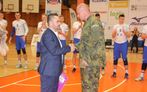 Podplukovník Vladimír Hudousek přebírá poukaz s darem pro příslušnici resortu obrany, která byla postižena živelnou pohromou. Autor: plk. Magda Dvořáková, OdKV KaGŠ AČR