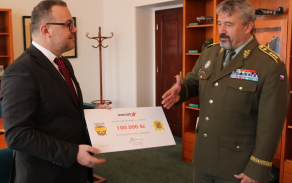 Generální ředitel společnosti ARAMARK, s.r.o. při předání symbolického šeku náčelníku Generálního štábu generálporučíku Aleši Opatovi. Foto: pplk. Jindřich Plescher 