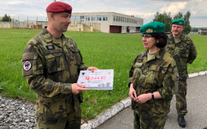 Předávání šeku do Vojenského fondu solidarity od 42. mechanizovaného praporu, zastoupeného prap. Ondřejem Pojezdným.