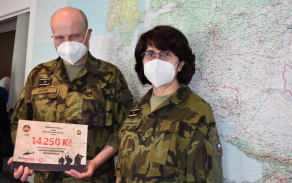 Předávání šeku do Vojenského fondu solidarity od příslušníků Velitelství teritoria a firmy ACG.