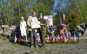 Předsedkyně výboru Vojenského fondu solidarity brig.gen. Lenka Šmerdová při přebírání symbolického šeku.