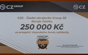 Symbolický šek v hodnotě 250 000 korun.