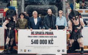 Za Armádu ČR převzala šek brigádní generálka Lenka Šmerdová, poradkyně náčelníka Generálního štábu AČR a předsedkyně výboru Vojenského fondu solidarity. Foto: Facebook HC Sparta Praha.