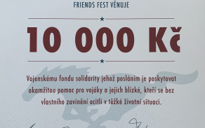 Šek pro Vojenský fond solidarity od organizátorů Friends Festu.