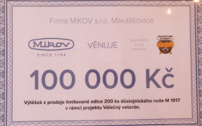 Symbolický šek pro Vojenský fond solidarity na krásnou částku 100 000 Kč. Foto: Michal Voska