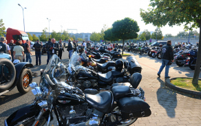 Společná jízda motorkářů byla zahájena v Letňanech.