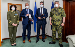 Zástupci SSI Group s náčelníkem Generálního štábu AČR Alešem Opatou a předsedkyní výboru Vojenského fondu solidarity Lenkou Šmerdovou