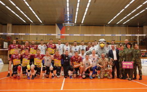 Skupinová fotka volejbalistů Kladno a Dukla Liberec a vojáků v čele s generálkou Šmerdovou. Autor: plk. Magda Dvořáková, OdKV KaGŠ AČR